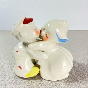Vintage Van Tellingen Hugging Dutch boy and girl salt and pepper shakers